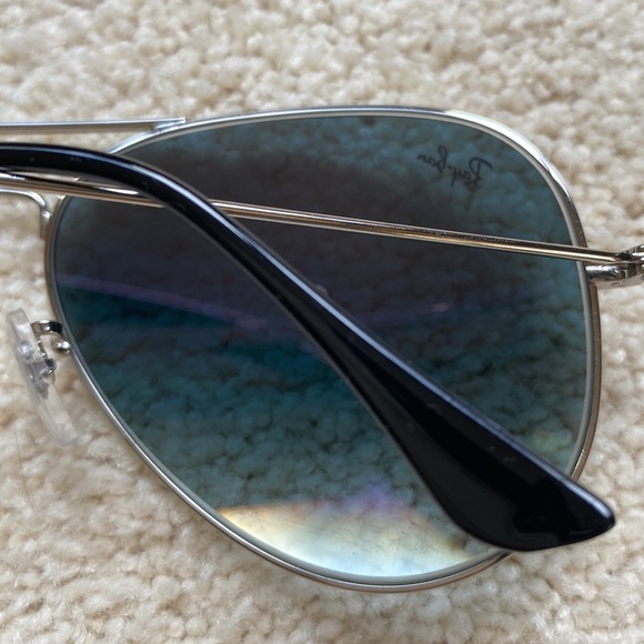 Like New! Ray-Ban Aviator Sunglasses - Picture 6 of 11